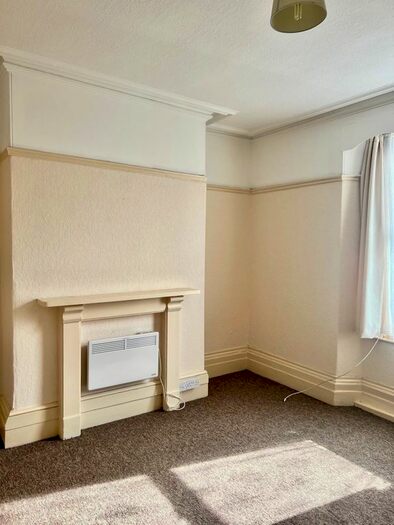 1 Bedroom Flat To Rent In Queen Street, Newton Abbot, Devon, TQ12