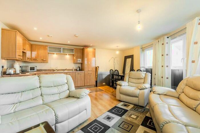 2 Bedroom Flat For Sale In Lanadron Close, Isleworth, TW7