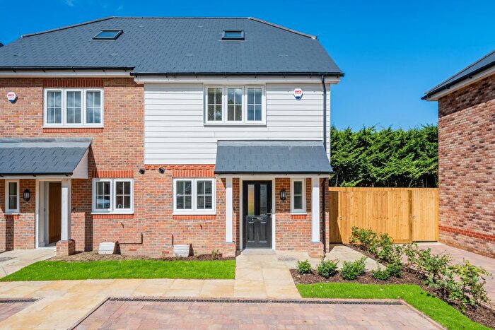 3 Bedroom Semi-Detached House To Rent In Redehall Road, Smallfield, Horley, RH6