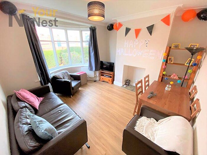 4 Bedroom Semi-Detached House To Rent In St. Michaels Lane, Headingley, Leeds, LS6