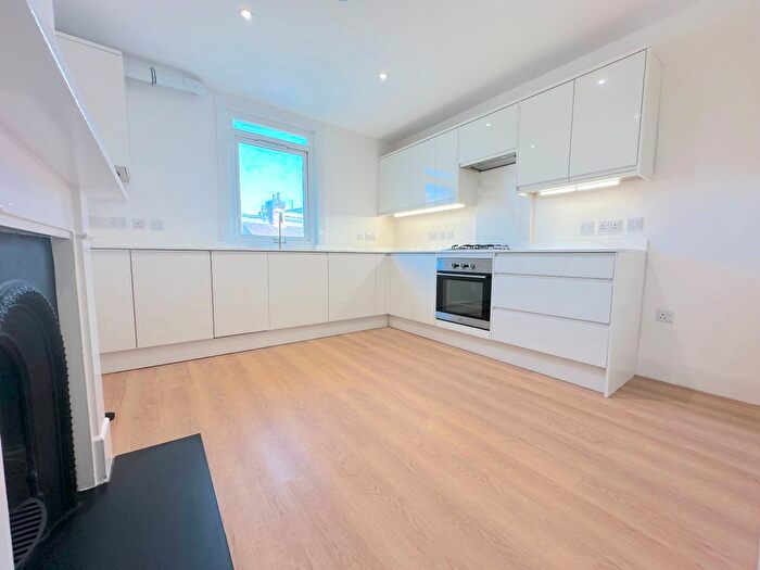 3 Bedroom Maisonette To Rent In High Road, East Finchley, London, N2
