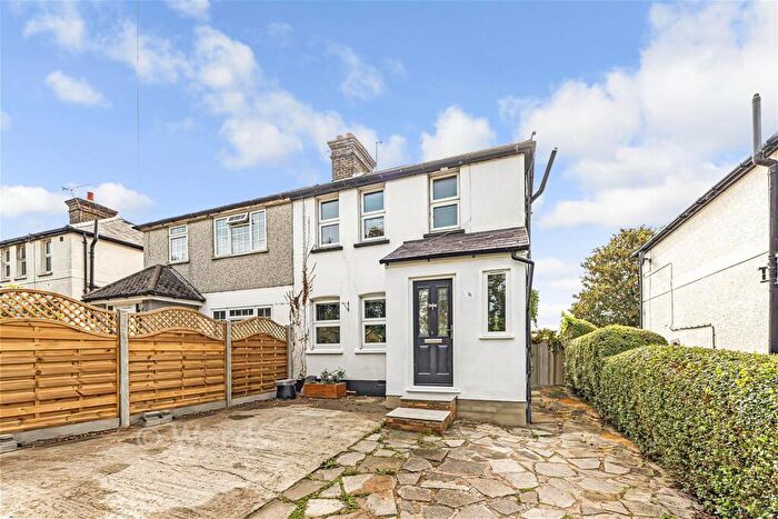 3 Bedroom Semi-Detached House For Sale In School Lane, Horton Kirby, Kent, DA4