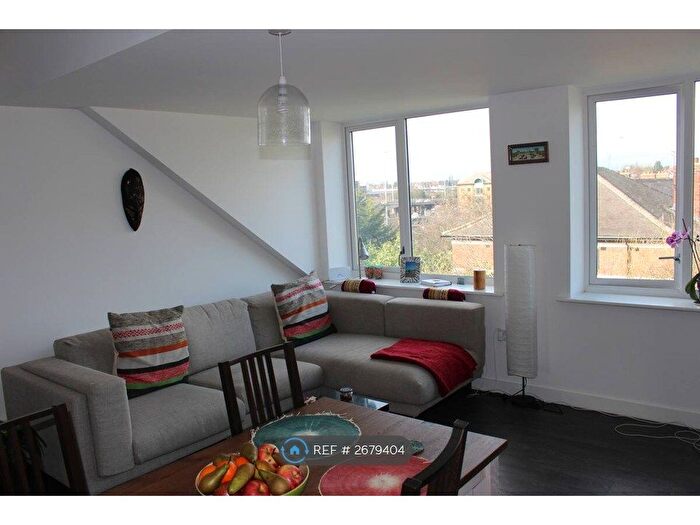 2 Bedroom Flat To Rent In Baldwin Court, Barnet, London, NW11