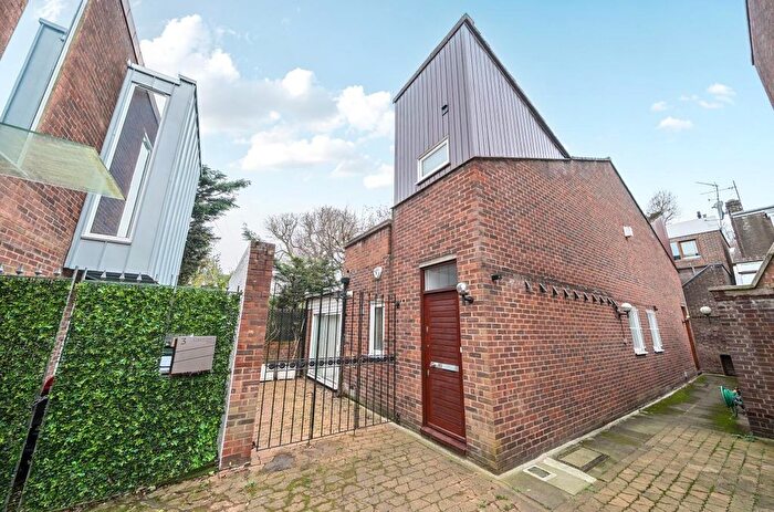 1 Bedroom Semi-Detached House To Rent In Copperbeech Close, Hampstead, NW3