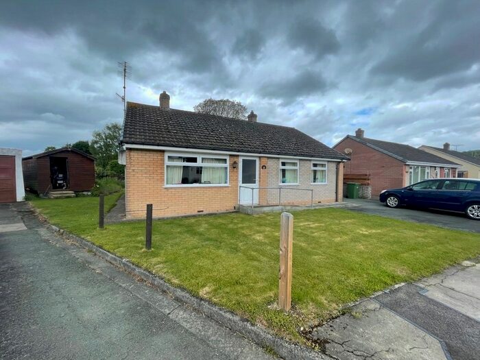 3 Bedroom Bungalow For Sale In Fairview Avenue, Guilsfield, Welshpool, Powys, SY21