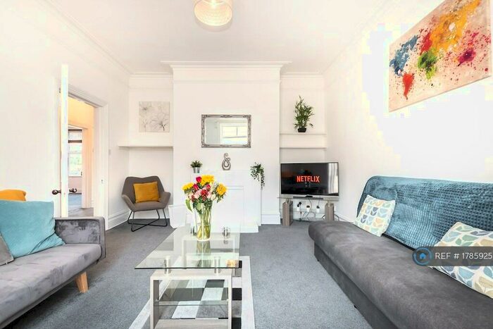 2 Bedroom Flat To Rent In Richmond Park Road, Bournemouth, BH8