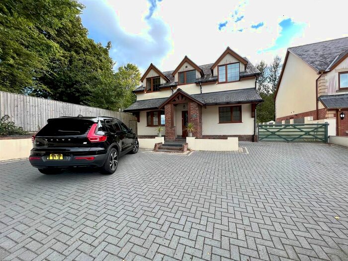 4 Bedroom Detached House For Sale In Erwlas, Llwynhendy, Llanelli, SA14