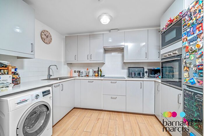 2 Bedroom Flat To Rent In Cline Road, London, N11