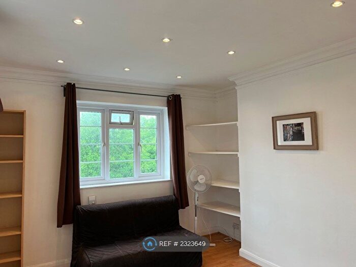 3 Bedroom Flat To Rent In Dorchester Court, London, N10