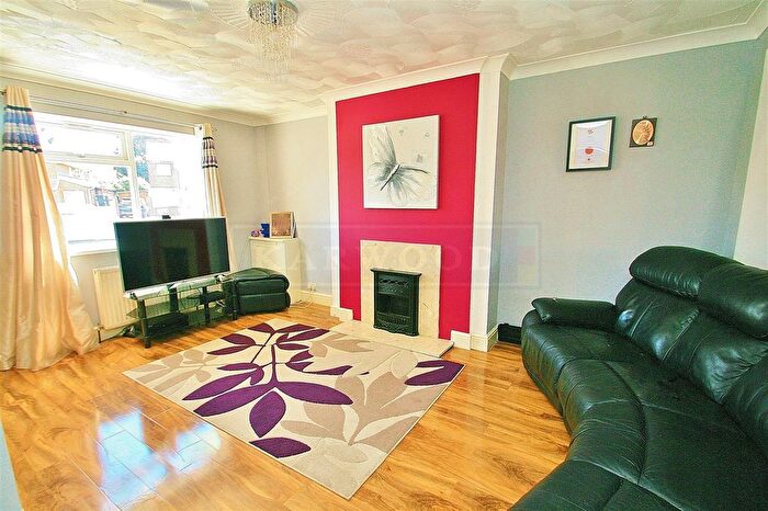 3 Bedroom End Of Terrace House To Rent In Harrow View, Hayes, UB3