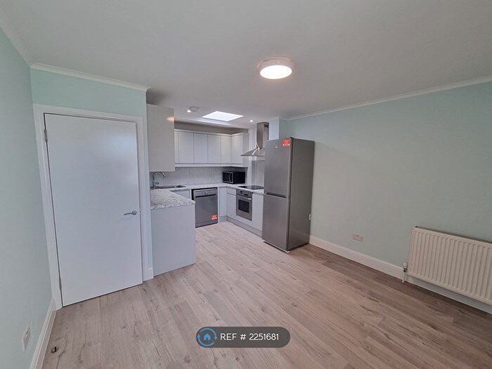 2 Bedroom Flat To Rent In Cambridge Gardens, London, W10