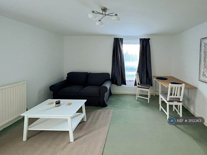 2 Bedroom Flat To Rent In Kingsknowe Place, Edinburgh, EH14