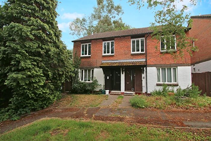 1 Bedroom Maisonette For Sale In Overthorpe Close, Knaphill, GU21