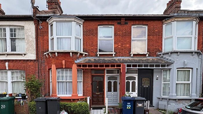 3 Bedroom Flat To Rent In Grange Avenue, London, N12