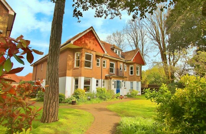 2 Bedroom Apartment To Rent In Grand Avenue, Worthing, BN11