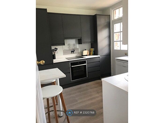 2 Bedroom Flat To Rent In Fieldview, London, SW18