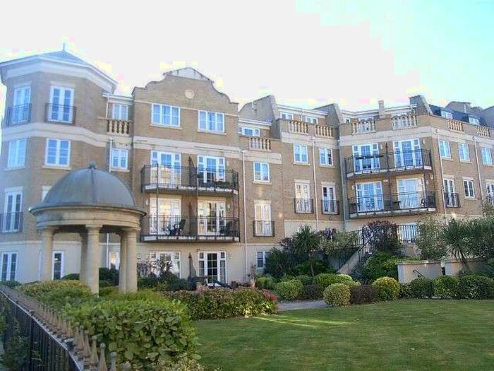 2 Bedroom Apartment To Rent In Regents Riverside, De Montfort Road, Reading, RG1