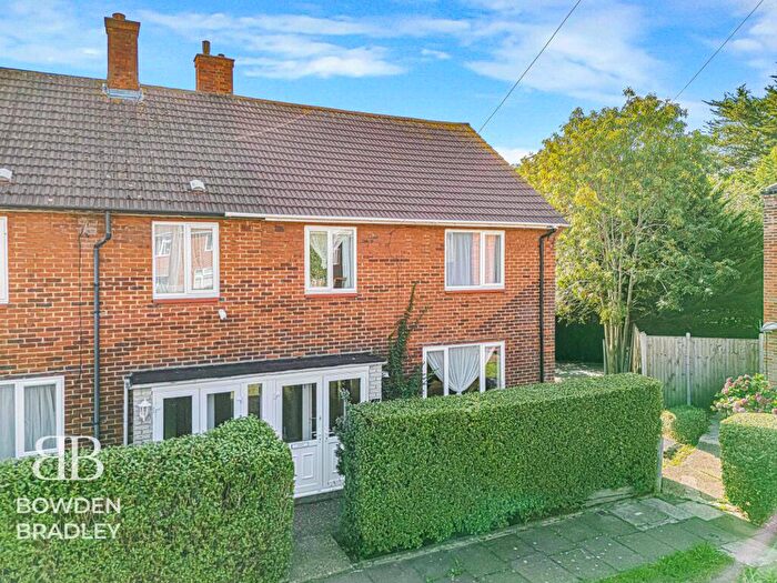 3 Bedroom End Of Terrace House For Sale In Manford Cross, Chigwell, IG7