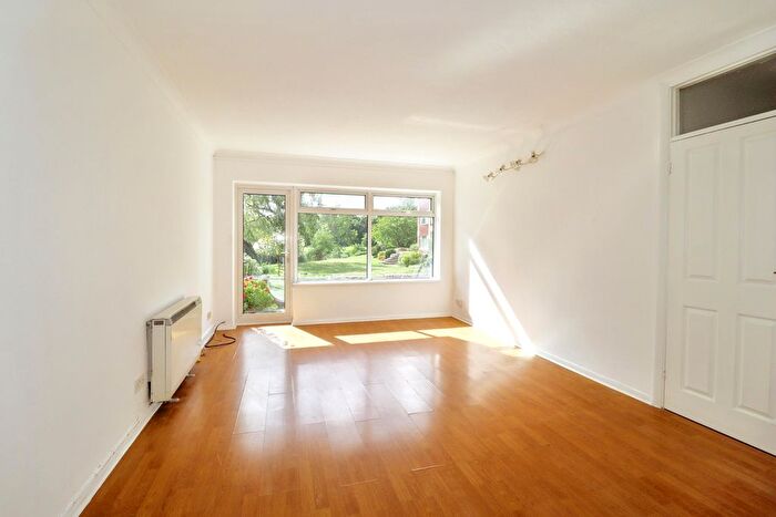 2 Bedroom Flat For Sale In Esher Road, Walton-On-Thames, KT12