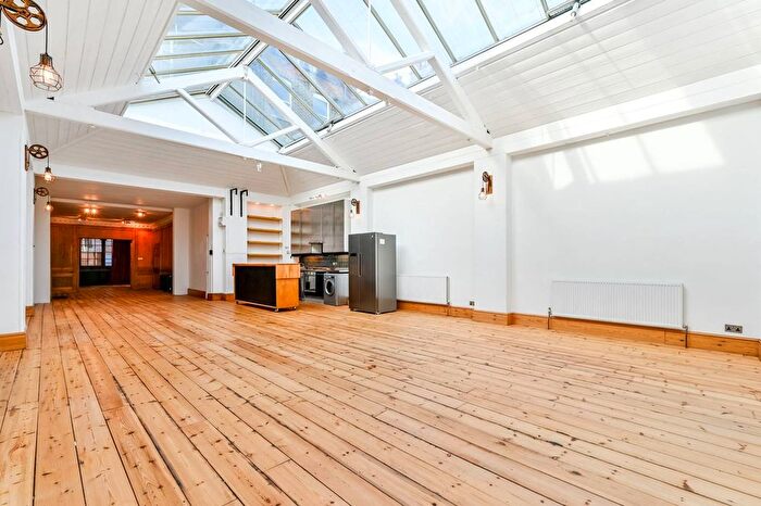 2 Bedroom Flat To Rent In Cross Street, Islington, London, N1