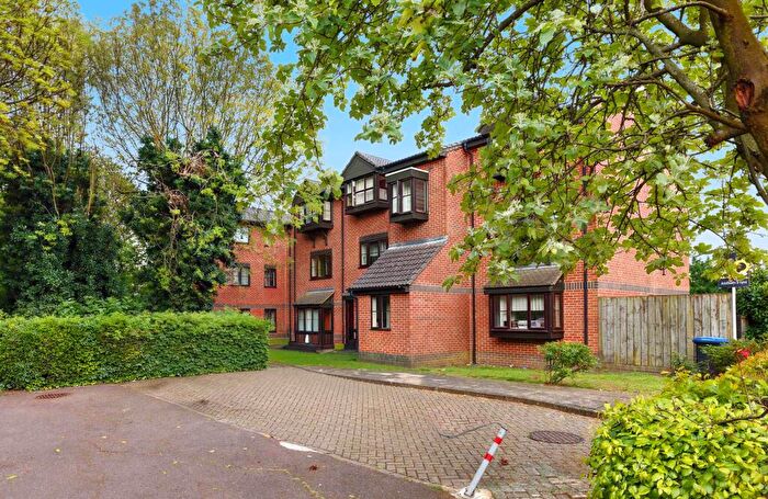 2 Bedroom Apartment For Sale In Gladbeck Way, Enfield, EN2