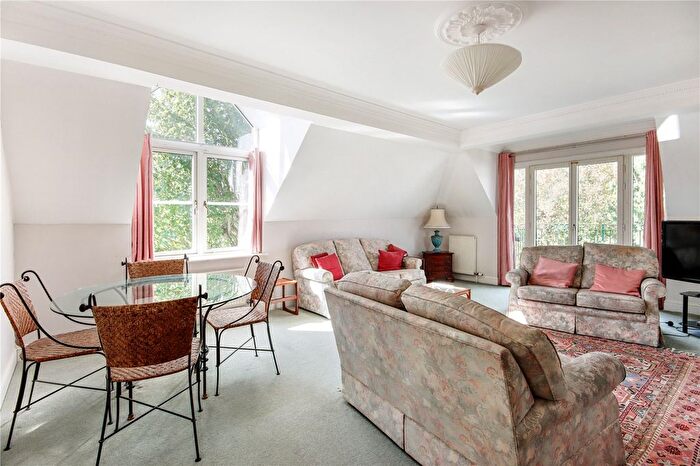 2 Bedroom Flat For Sale In Lime Tree Walk, Sevenoaks, Kent, TN13