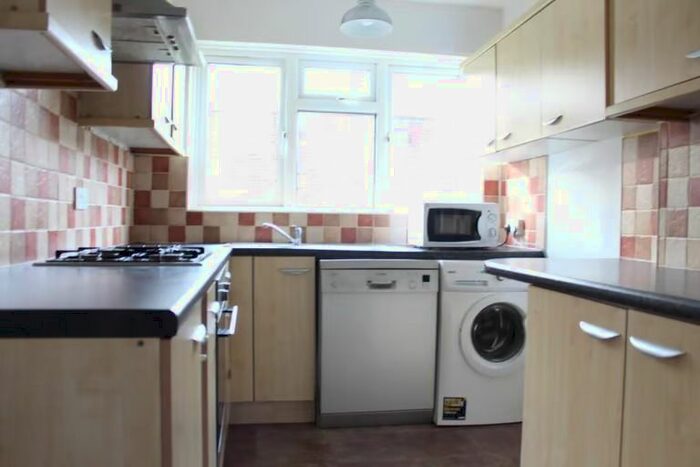 2 Bedroom Flat To Rent In Lovelace Garden, Surbiton, KT6