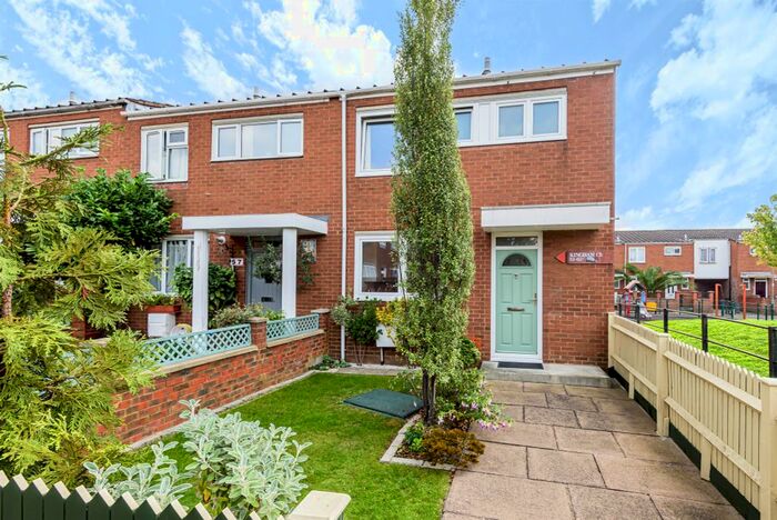 3 Bedroom End Terrace House For Sale In Kingham Close, London, SW18