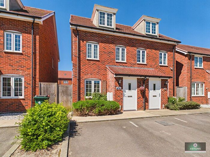 3 Bedroom Semi-Detached House For Sale In Emerald Road, Crawley, RH10