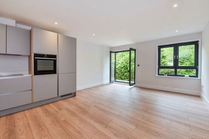 2 Bedroom Apartment To Rent In Wey Hill, Haslemere, GU27