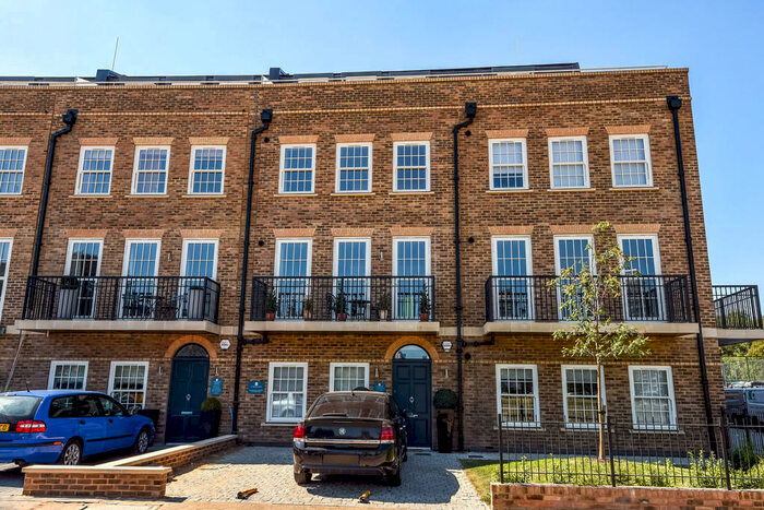 1 Bedroom Apartment To Rent In Lovejoy Court, Pownell Terrace, SE11