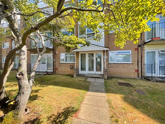 2 Bedroom Flat To Rent In Cassio Road, Watford, WD18