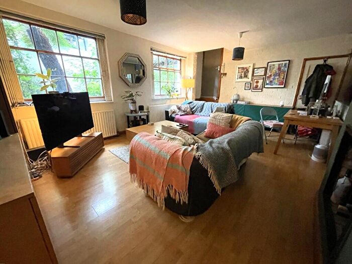 1 Bedroom Flat To Rent In Canonbury Square, London, N1