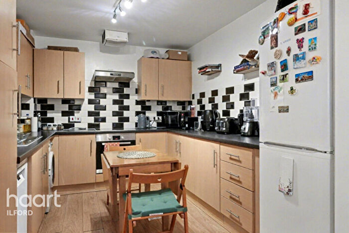 2 Bedroom Flat To Rent In Royal Crescent, Ilford, IG2