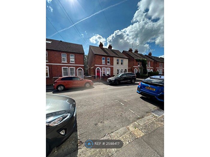 3 Bedroom Semi-Detached House To Rent In College Rise, Maidenhead, SL6