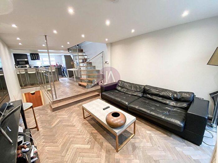 3 Bedroom Flat To Rent In Strutton Ground, Victoria, Westminster, London, SW1P