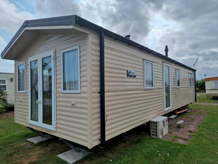 2 Bedroom Mobile/park Home For Sale In Burmarsh, Romney Marsh, TN29