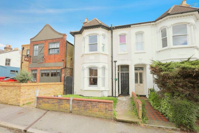 2 Bedroom Flat To Rent In Victoria Road, Leigh-On-Sea, SS9