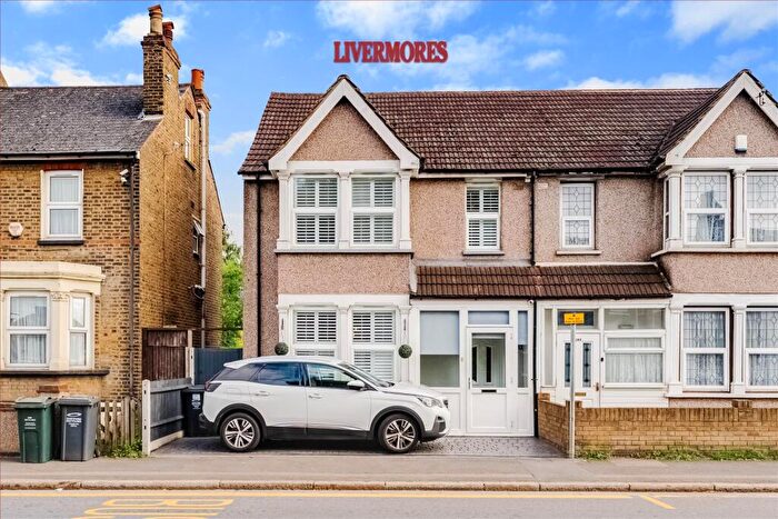 3 Bedroom Semi-Detached House For Sale In The Brent, Dartford, DA1
