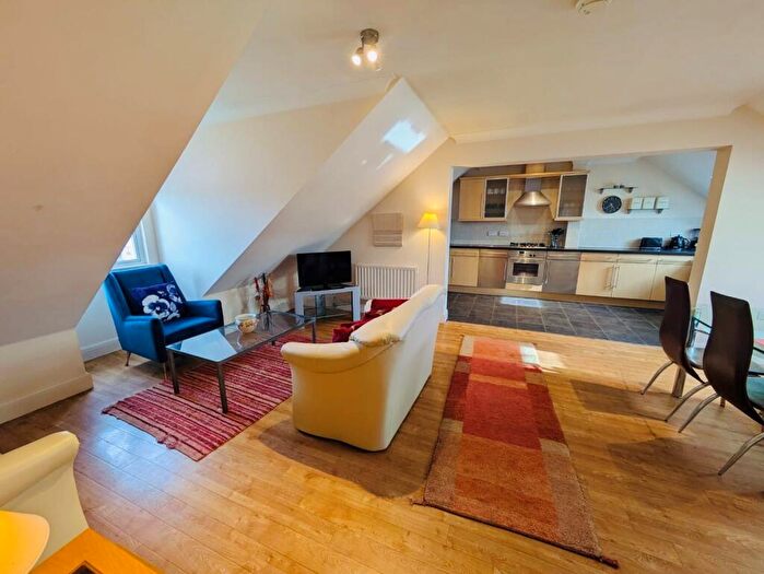 2 Bedroom Flat To Rent In Lumley Road, RH6