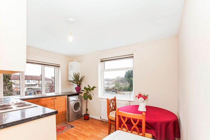3 Bedroom Apartment To Rent In Felstead Road, Waltham Cross, EN8