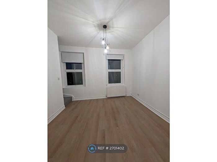 2 Bedroom Flat To Rent In Askew Road, London, W12