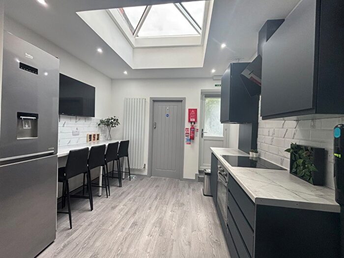 2 Bedroom End Of Terrace House To Rent In High Street, Smethwick, B66