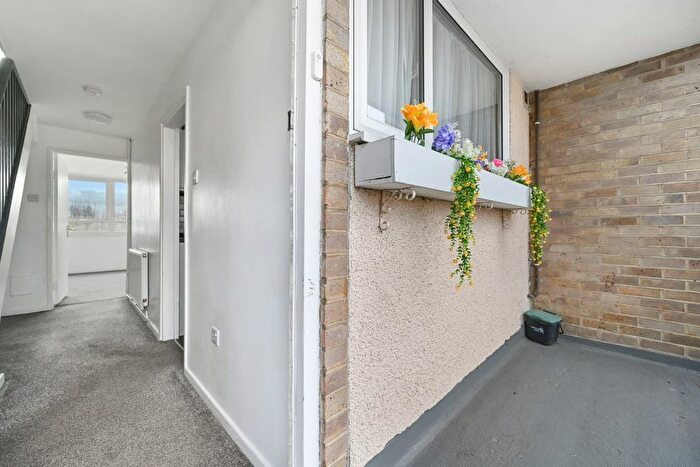 2 Bedroom Flat For Sale In Blossom Lane, Enfield, EN2