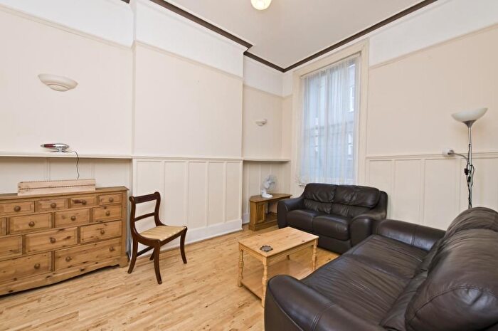 3 Bedroom Flat To Rent In Earls Court Road, London, SW5