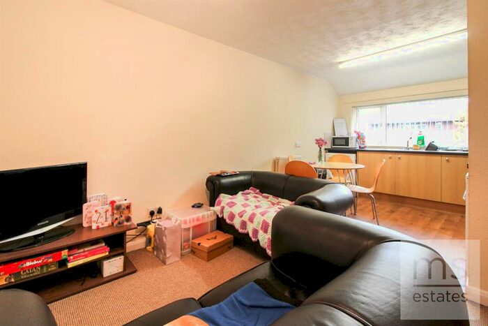 2 Bedroom Flat To Rent In Ednaston Road, Dunkirk, Nottingham, NG7