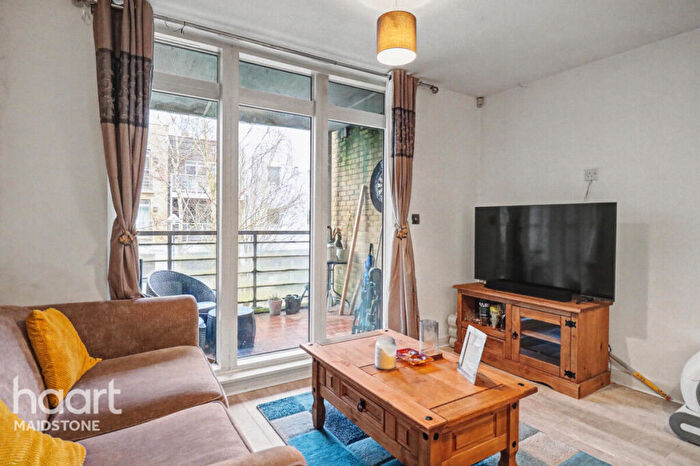 2 Bedroom Apartment For Sale In Kingfisher Meadow, Maidstone, ME16