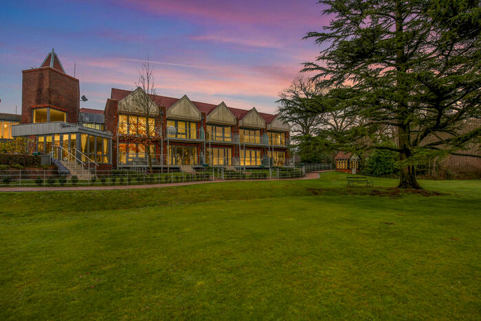 2 Bedroom Apartment To Rent In The Pavilion, Graylands Estate, RH12