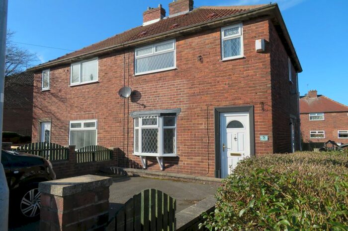 3 Bedroom Semi-Detached House To Rent In Thornton Road, Brighouse, HD6