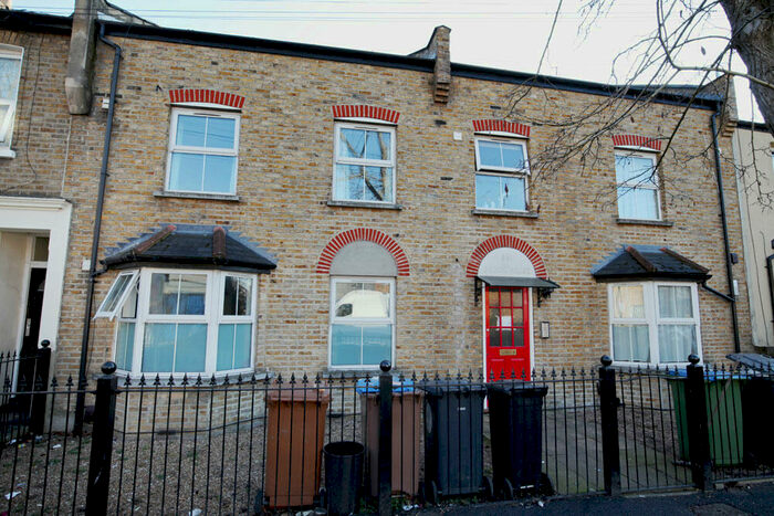 2 Bedroom Flat To Rent In Acacia Road, Leytonstone, E11